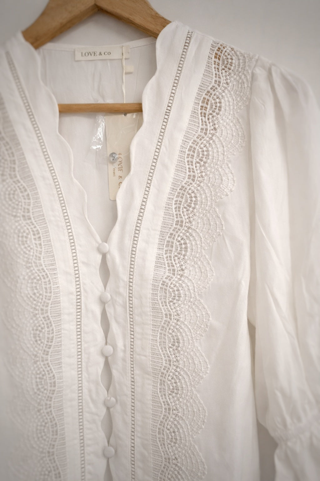 Blusa blanca con encaje y botones