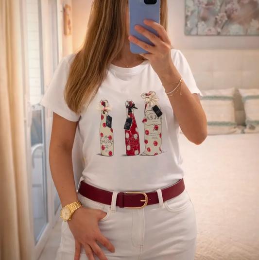 Mujer con camiseta blanca Botellas Lolea con ilustración exclusiva de botellas decoradas