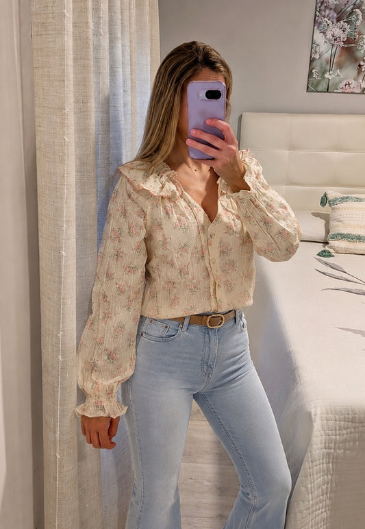 Blusa Doryn floral con cuello de volantes combinada con vaquero claro, look completo