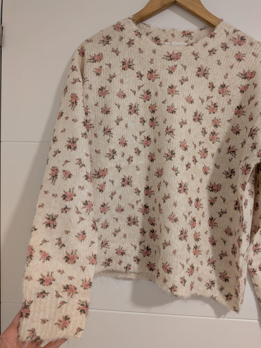 Jersey Azel de punto crudo con estampado floral rosa y verde, vista frontal en percha