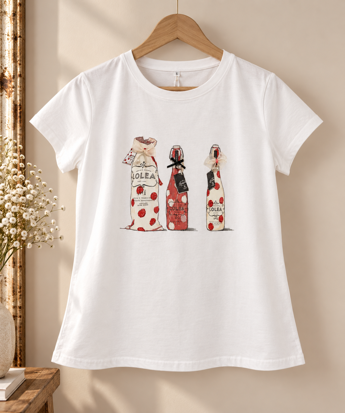 Camiseta blanca de algodón con estampado de botellas decoradas con lazos y perlas