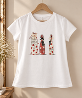 Camiseta blanca de algodón con estampado de botellas decoradas con lazos y perlas