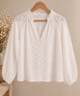 Blusa blanca de encaje con volantes, botones forrados y manga larga