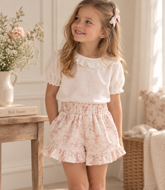 Niña de 4 años con short Gabrielle de algodón con bordado inglés y volantes | Leo & Magnolia