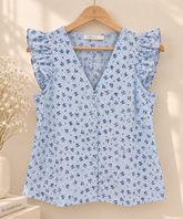 Blusa mujer azul claro Blusa de mujer azul claro con rayas y estampado floral azul colgada en percha