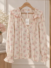 blusa floral delicada Blusa de mujer de algodón floral rosa empolvado y crema con cuello de volantes y manga larga