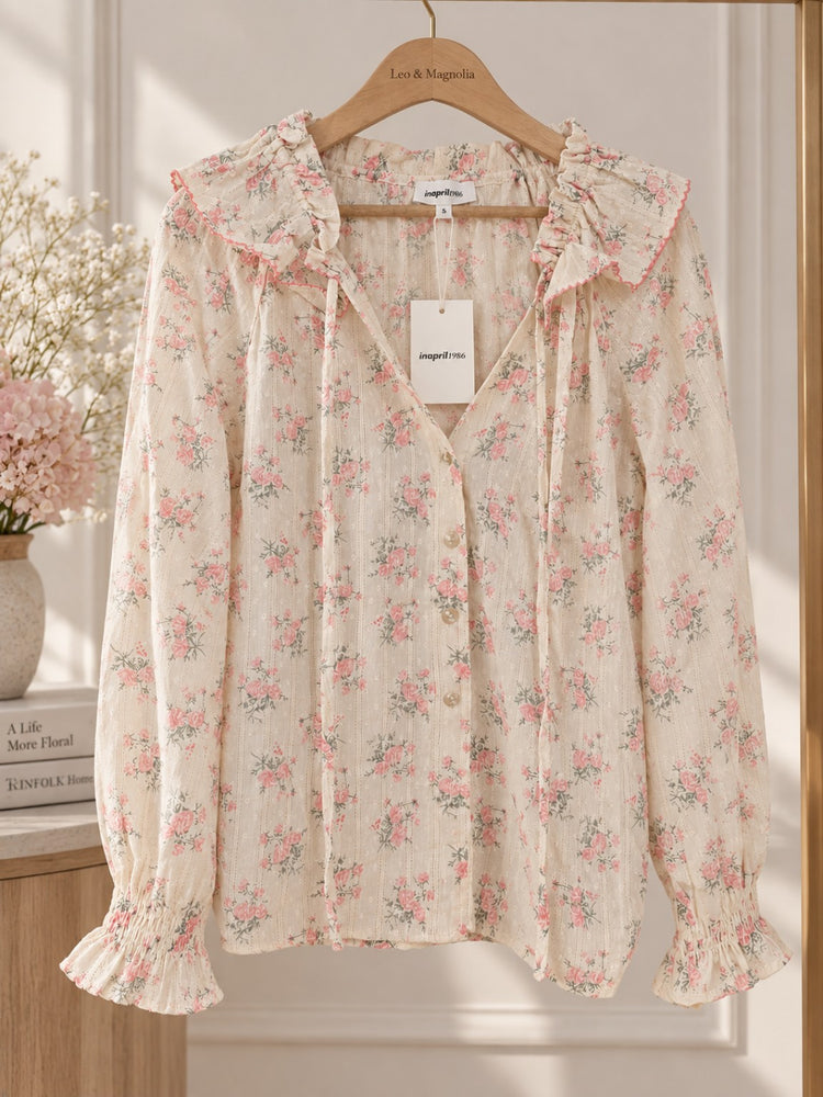 blusa floral delicada Blusa de mujer de algodón floral rosa empolvado y crema con cuello de volantes y manga larga
