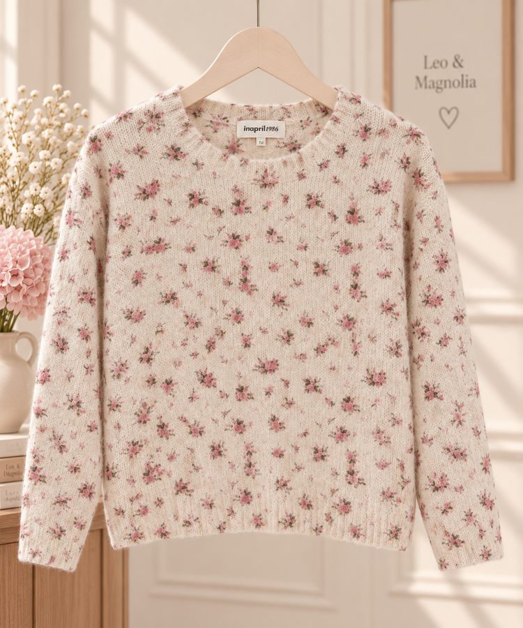 jersey crudo floral femeninoJersey de punto marfil con estampado floral rosa para mujer, colgado de una percha | Leo & Magnolia