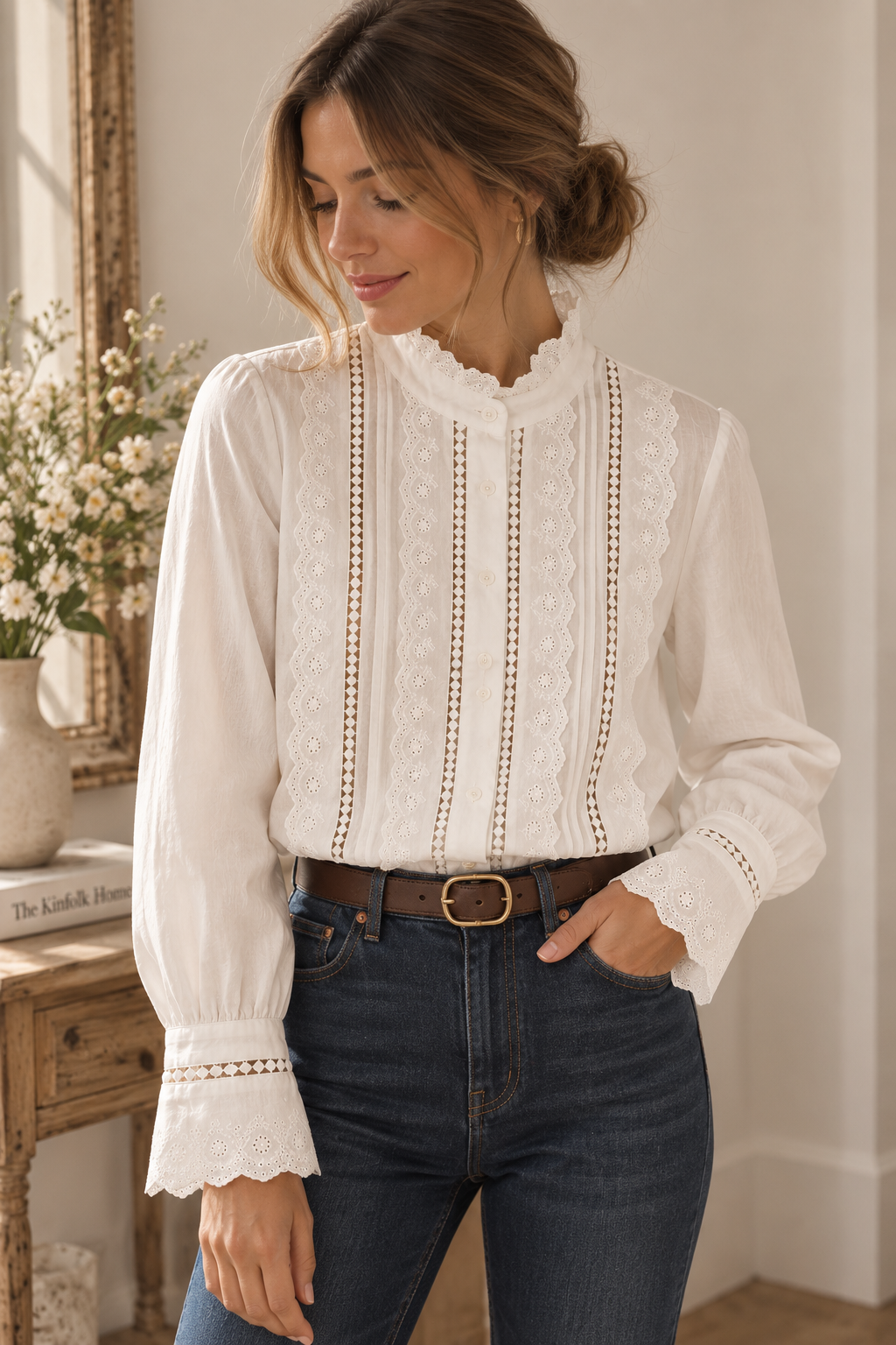 Blusa blanca de encaje Mujer con blusa blanca de algodón con encaje bordado y manga larga