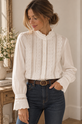 Blusa blanca de encaje Mujer con blusa blanca de algodón con encaje bordado y manga larga