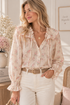 Blusa de mujer de algodón floral rosa empolvado yblusa floral delicada  crema con cuello de volantes combinada con pantalón crema