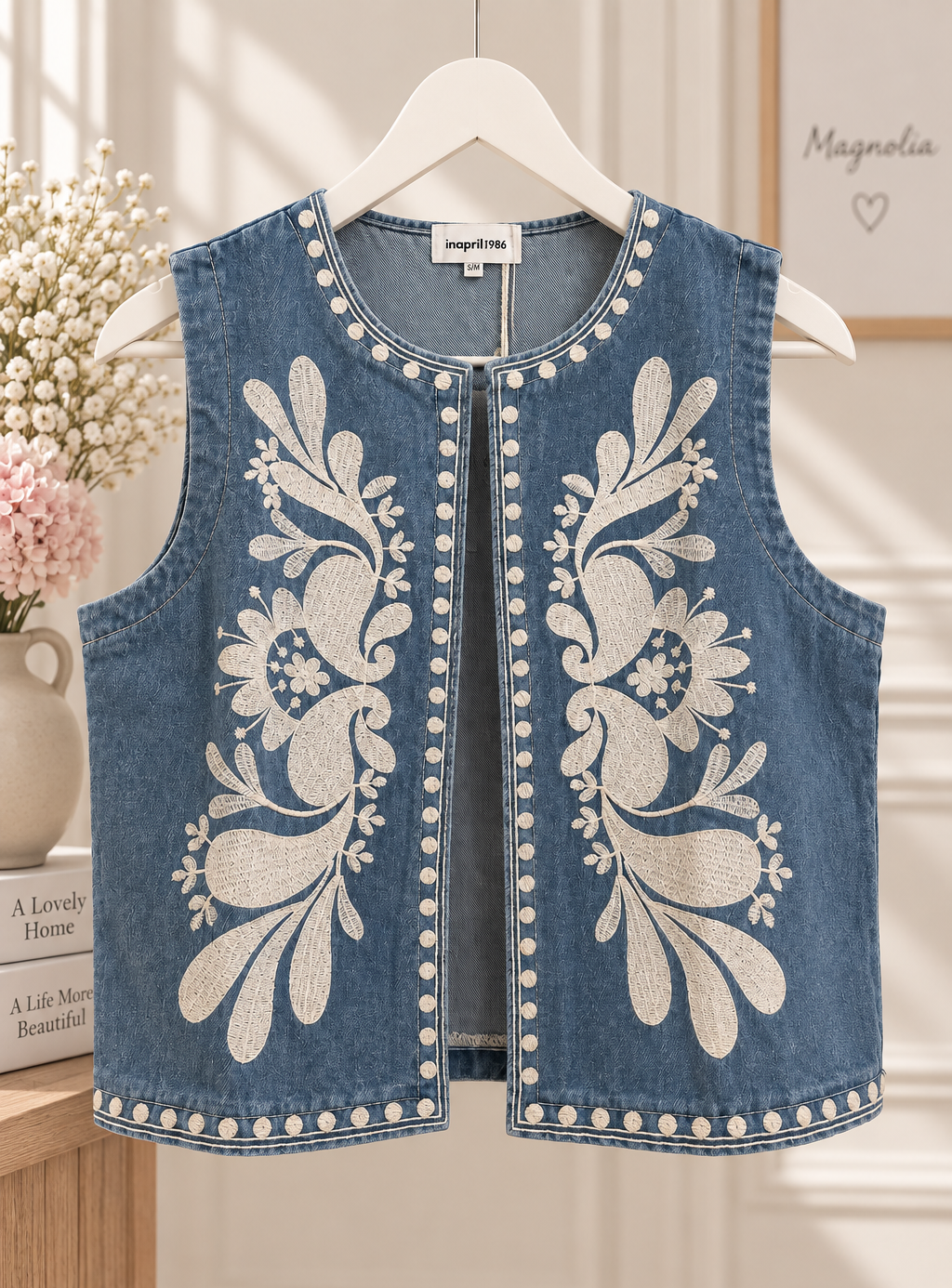 chaqueta de denim bordadoChaleco vaquero azul claro de mujer con bordado floral y detalles en crudo