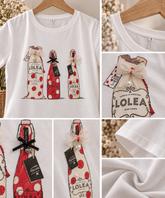 Detalles de camiseta blanca de algodón con estampado de botellas, lazos y perlas decorativas 