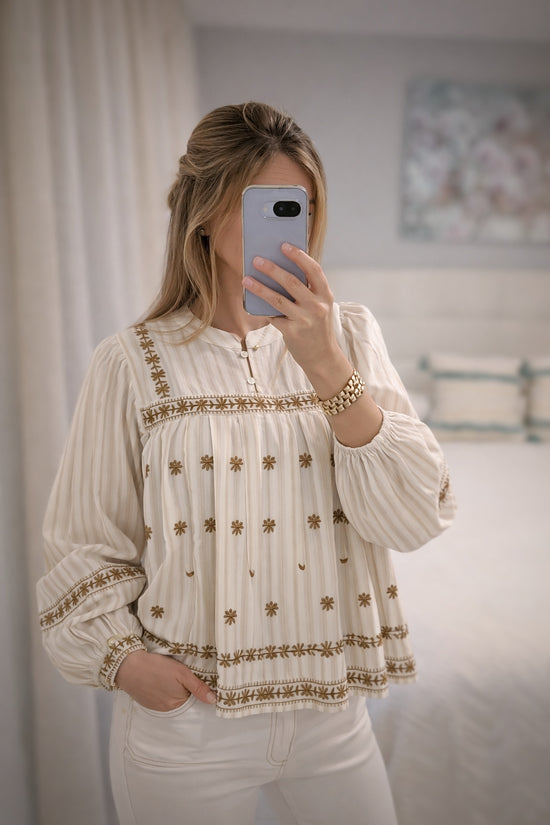 Mujer con blusa bordada romántica marfil con bordados artesanales de flores y corazones