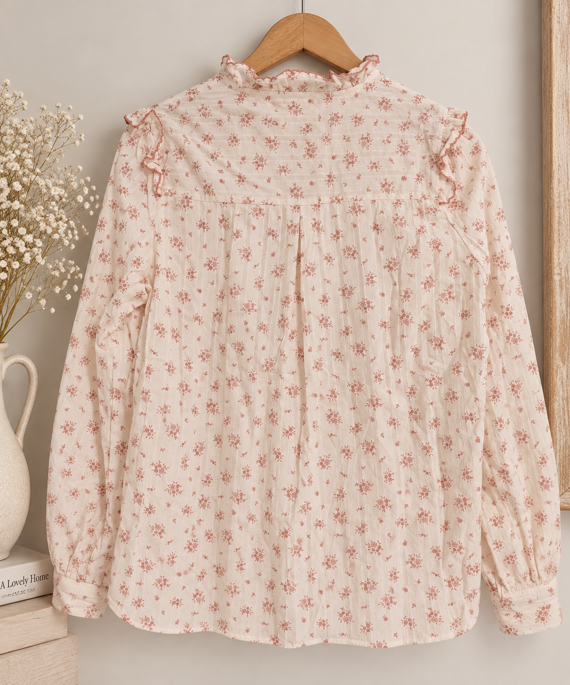 blusa floral de algodón Soreya Parte trasera de blusa de algodón marfil con estampado floral rosa empolvado y detalle de volantes.