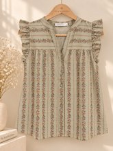 Blusa floral verde salvia con volantes y botones, vista delantera | Leo & Magnolia