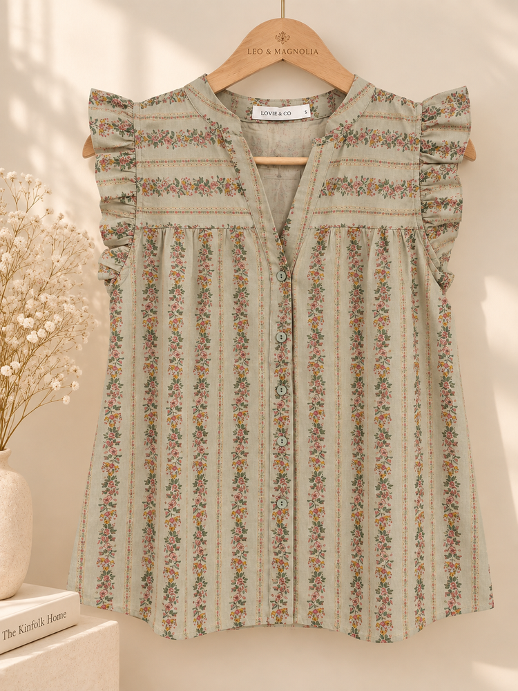 Blusa floral verde salvia con volantes y botones, vista delantera | Leo & Magnolia