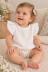 Blusa Magnolia para bebé niña de gasa de algodón hecha a mBlusa Magnolia Petit Amourano con mangas de volantes y encaje | Leo & Magnolia