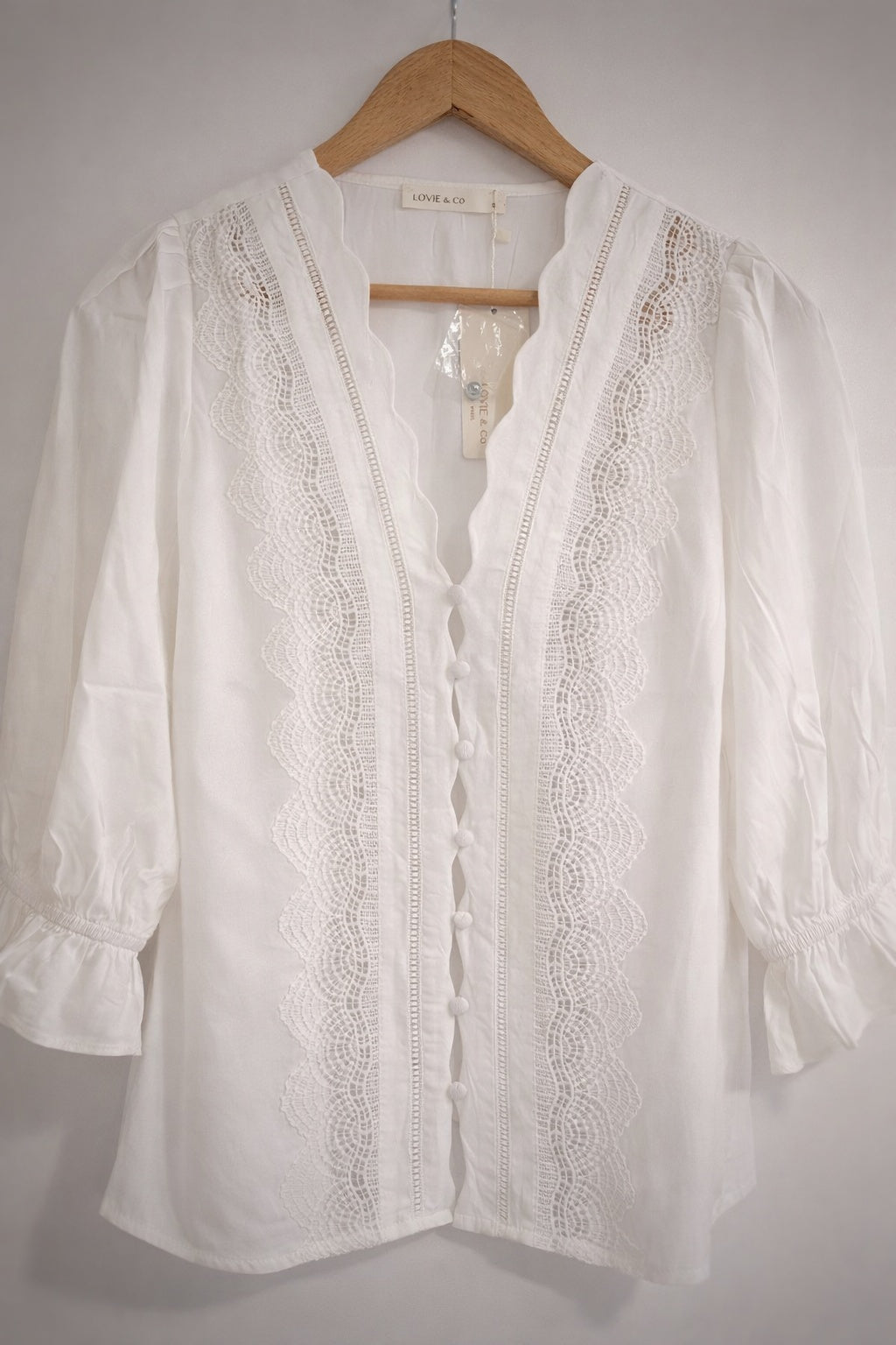 Blusa blanca con encaje y botones