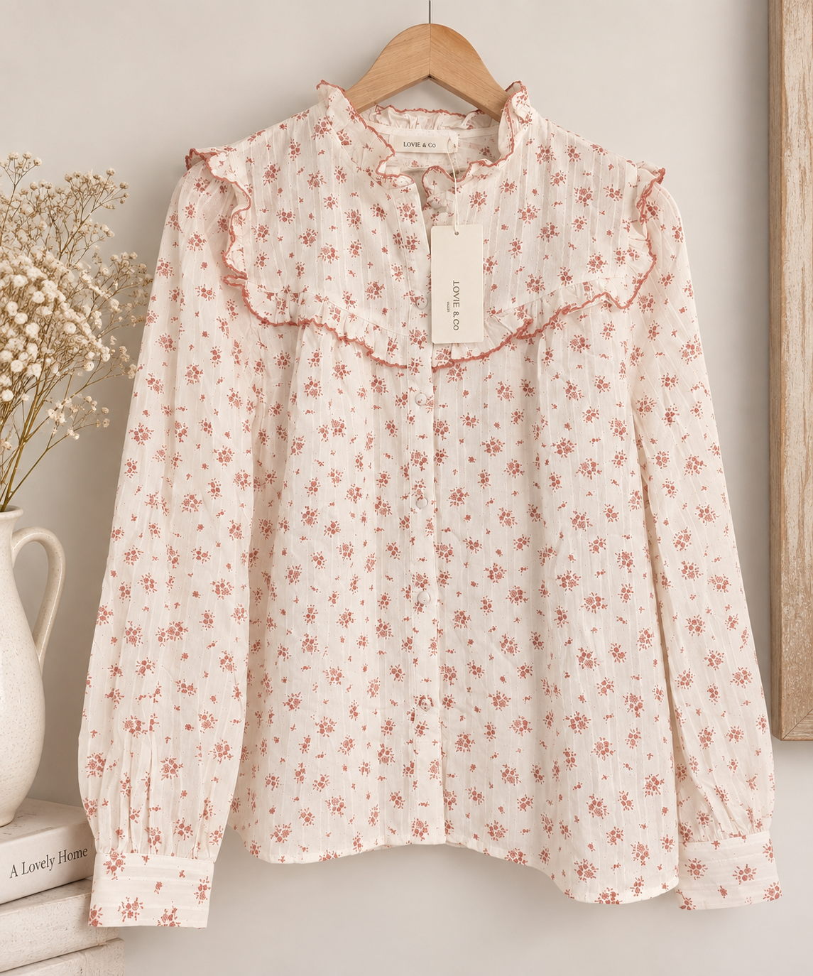 blusa floral de algodón Soreya Blusa de algodón color marfil con estampado floral en rosa empolvado, cuello y volantes decorativos.