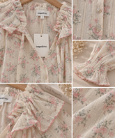 blusa floral delicada Detalles de blusa de mujer de algodón floral rosa empolvado y crema con volantes, botones y tejido texturizado