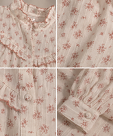blusa floral de algodón Soreya Detalles de blusa de algodón marfil con flores rosa empolvado, cuello fruncido, volantes, botones y puños.