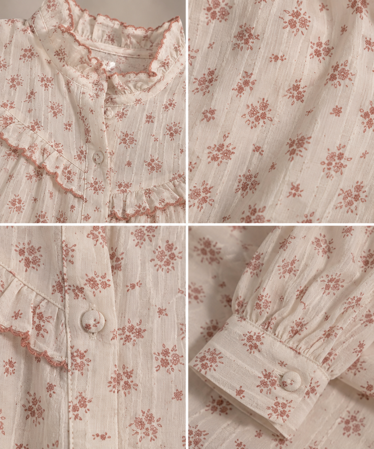 blusa floral de algodón Soreya Detalles de blusa de algodón marfil con flores rosa empolvado, cuello fruncido, volantes, botones y puños.