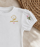 Detalle del bordado de la camiseta Fleur y del acabado de la manga abullonada