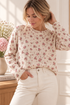 jersey crudo floral femeninoJersey de punto marfil con estampado floral rosa combinado con pantalón de vestir para mujer | Leo & Magnolia