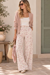 Mujer con pantalón Élise floral de algodón con bordado inglés, hecho artesanalmente, combinado con un look de estilo mediterráneo | Leo & Magnolia