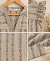 Detalle de blusa floral verde salvia con estampado floral, volantes y botones | Leo & Magnolia