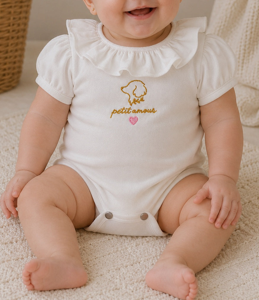 Detalle bordado petit amour en hilo dorado con corazón rosa - Leo & Magnolia