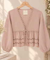 Blusa rosa empolvado con encaje Blusa rosa algodón empolvado con encaje y manga abullonada, vista delantera 
