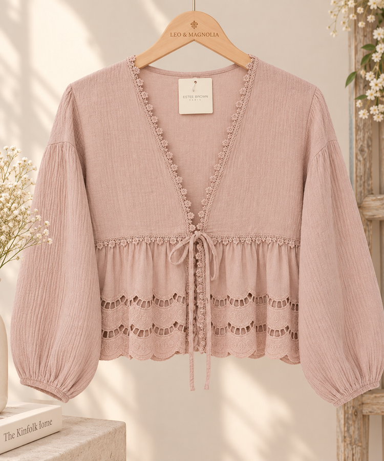 Blusa rosa empolvado con encaje Blusa rosa algodón empolvado con encaje y manga abullonada, vista delantera 