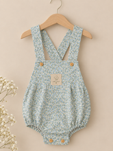 Peto Magnolia de bebé de algodón con estampado floral azul y verde, hecho a mano | Leo & Magnolia Peto Magnolia Petit Amour