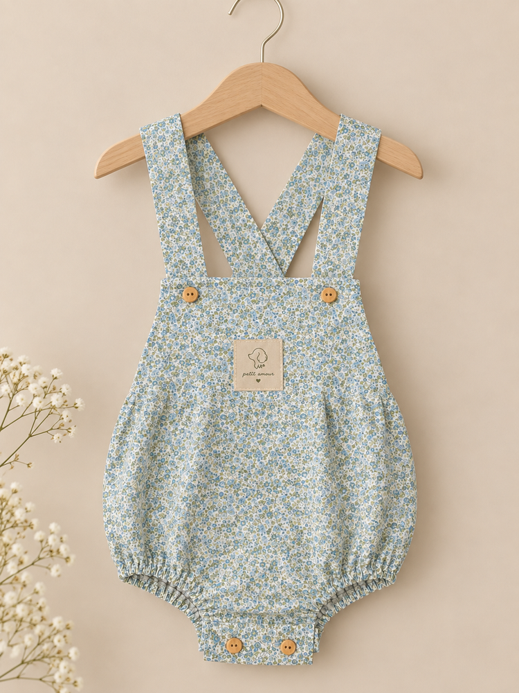 Peto Magnolia de bebé de algodón con estampado floral azul y verde, hecho a mano | Leo & Magnolia Peto Magnolia Petit Amour