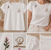 camiseta mamá Petit Amour Detalles de camiseta blanca Magnolia con bordado artesanal, flor bordada y logo Petit Amour | Leo & Magnolia
