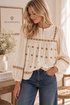 Mujer con blusa bordada de gasa de algodón marfil y pantalón vaquero 