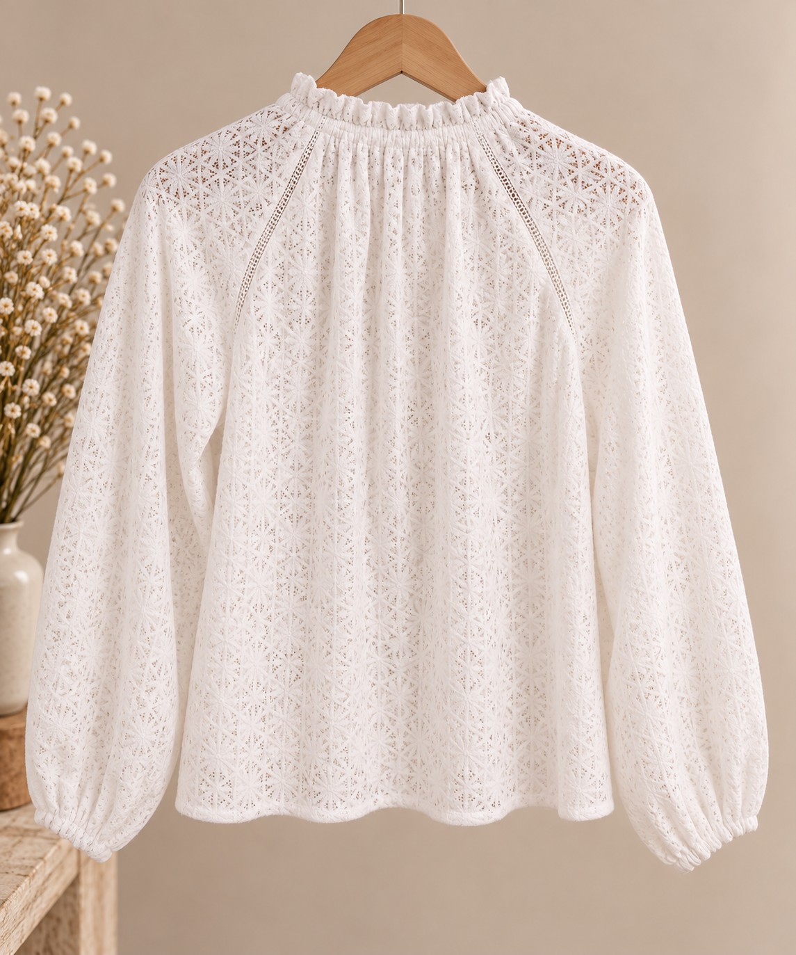 Blusa blanca de encaje vista por detrás con cuello fruncido y manga larga