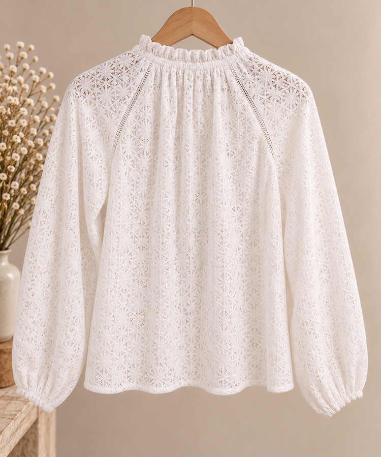 Blusa blanca de encaje vista por detrás con cuello fruncido y manga larga
